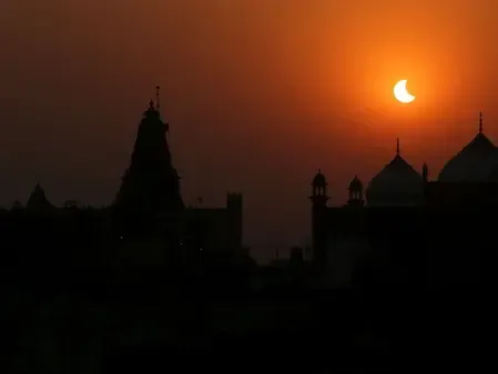 क्या ग्रहण के दौरान भी खुले रहते हैं इन प्रसिद्ध मंदिरों के कपाट? जानिए रहस्य और मान्यता