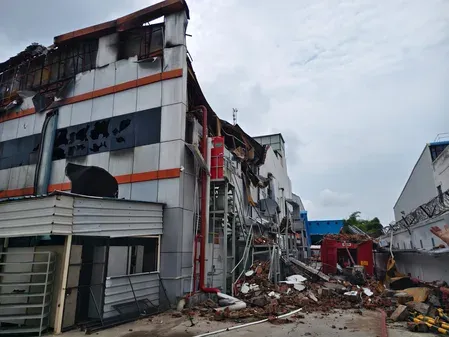 ग्रेटर नोएडा अग्निकांड: फैक्ट्री में उत्पादन पर तत्काल रोक, संयुक्त जांच में सामने आईं गंभीर सुरक्षा खामियां