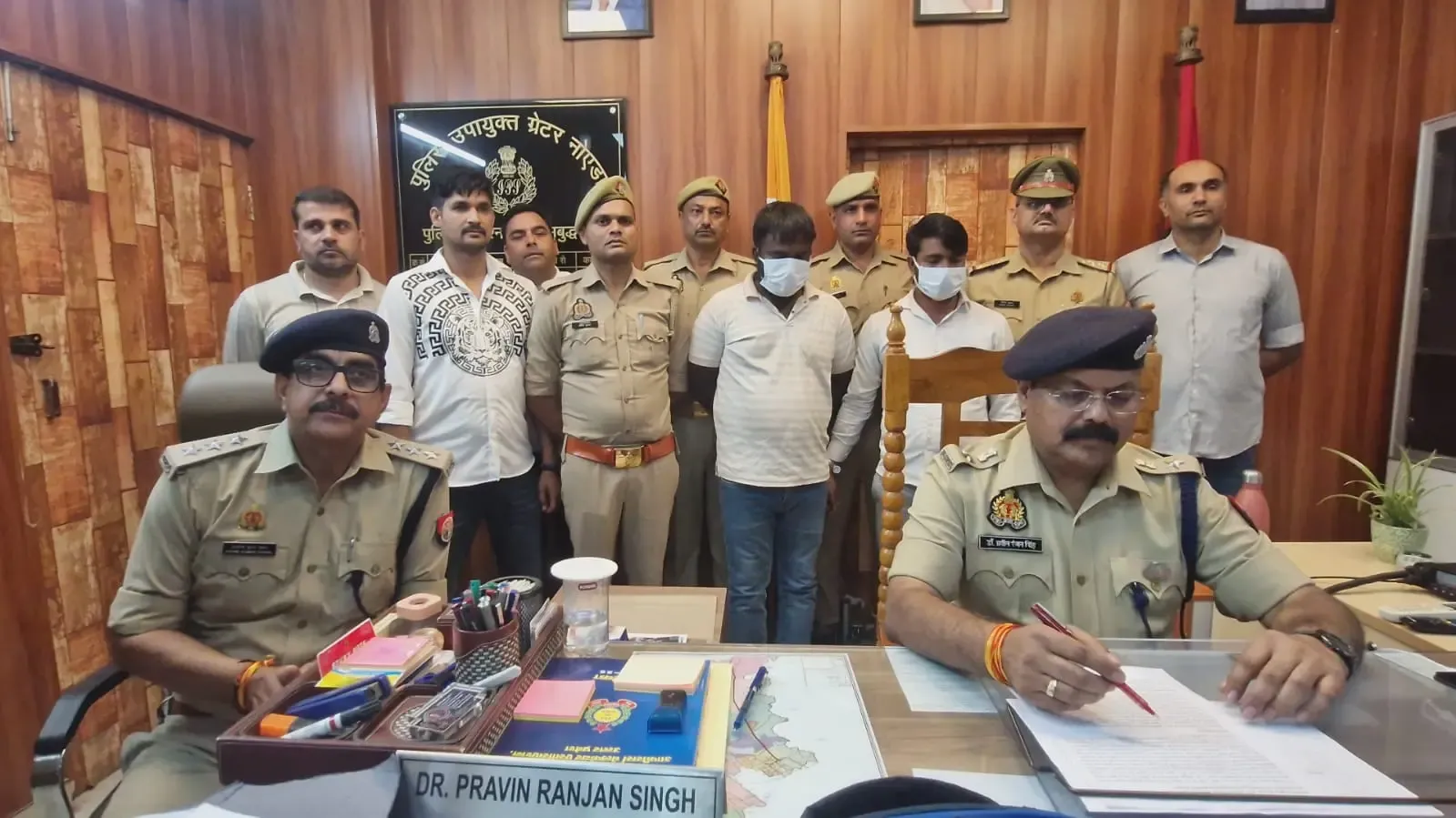 ग्रेटर नोएडा: बंद मकानों में चोरी करने वाले दो शातिर चोरों की गिरफ्तारी, लाखों की ज्वैलरी व हथियार बरामद