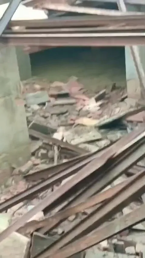 ग्रेटर नोएडा: दादरी के पल्ला गांव में नहर ओवरफ्लो से निर्माणाधीन मकान ढहा, परिवार सुरक्षित