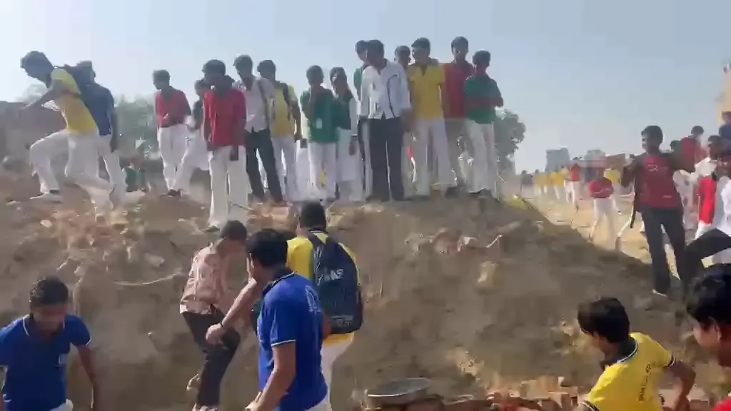 दनकौर कॉलेज जमीन विवाद: छात्रों ने तोड़ी बाउंड्रीवॉल, पुलिस ने रोका निर्माण कार्य