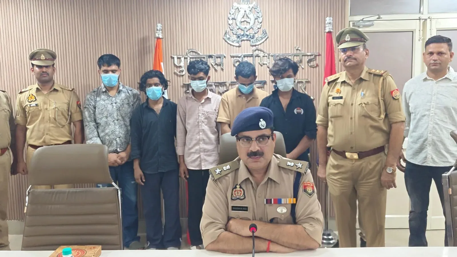ग्रेटर नोएडा: किराये की गाड़ी से लूट करने वाले संगठित गिरोह के पांच सदस्य गिरफ्तार, 20 मोबाइल और हथियार बरामद
