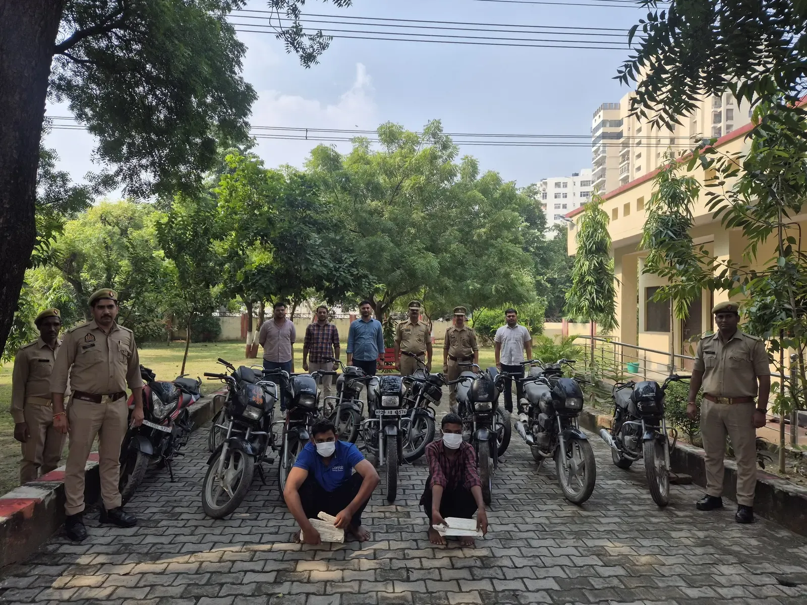 ग्रेटर नोएडा में बाइक चोर गिरोह गिरफ्तार: 12 मोटरसाइकिल बरामद, दिल्ली-NCR तक था नेटवर्क