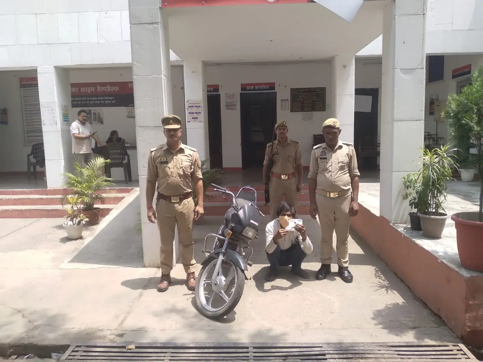 ग्रेटर नोएडा में चेन स्नैचर मोनू श्रीवास्तव गिरफ्तार, चोरी की बाइक व अवैध चाकू बरामद