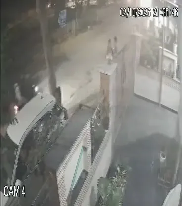 ग्रेटर नोएडा के बीटा-1 में दो महिलाओं से चेन लूट, बाइक सवार बदमाश CCTV की जद में