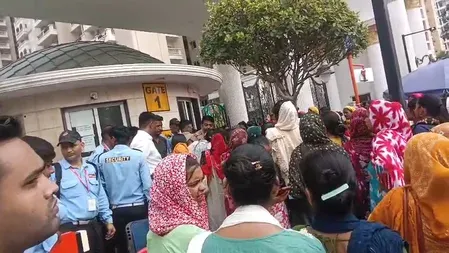 ग्रेटर नोएडा में मेड से मारपीट, सैकड़ों घरेलू सहायिकाओं ने सोसायटी के बाहर किया प्रदर्शन