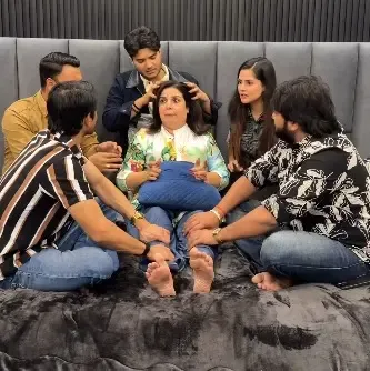ग्रेटर नोएडा में मृदुल तिवारी के घर पहुंचीं फराह खान, मजेदार वीडियो किया शेयर
