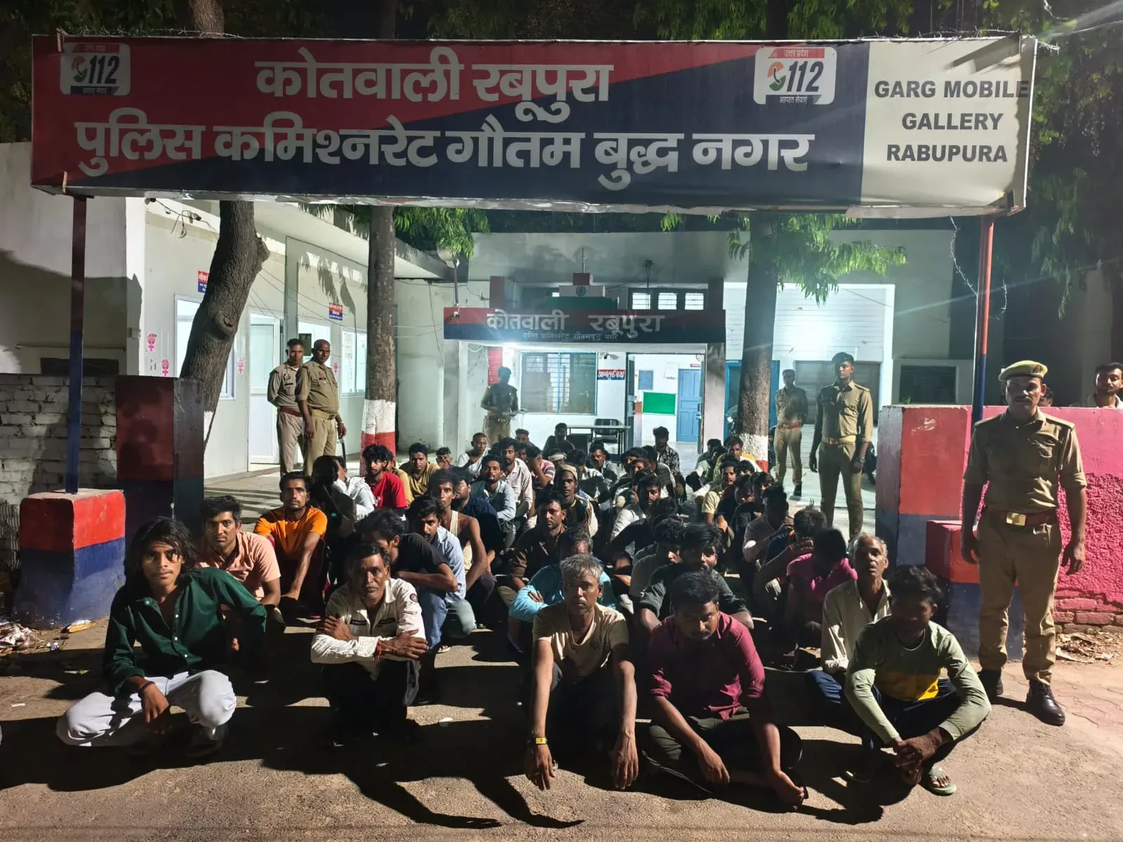 ग्रेटर नोएडा: सार्वजनिक नशाखोरी पर पुलिस का दो दिवसीय अभियान, 377 लोगों पर कार्रवाई