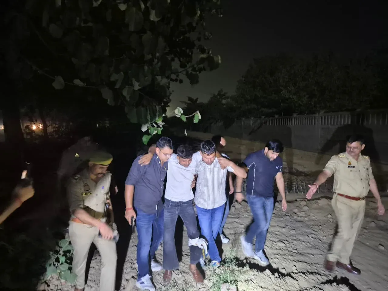 ग्रेटर नोएडा मुठभेड़: स्नैचर राजेन्द्र उर्फ लल्लू पैर में गोली लगने से गिरफ्तार, 28 मुकदमे दर्ज