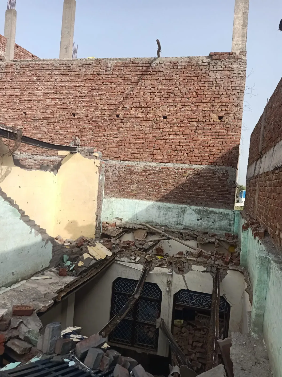ग्रेटर नोएडा में आंधी-तूफान का कहर: रबूपुरा में निर्माणाधीन दीवार गिरी, परिवार बाल-बाल बचा