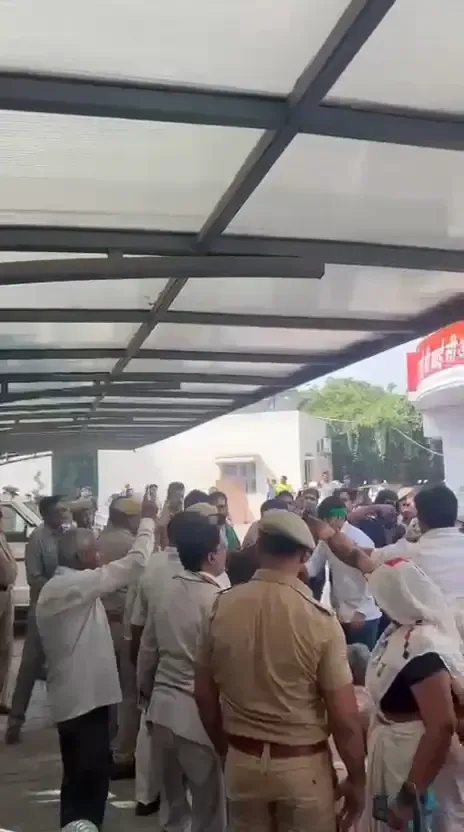 ग्रेटर नोएडा: यमुना प्राधिकरण की ओर जा रहे तीन दर्जन से अधिक किसान हिरासत में, महिलाओं से अभद्र व्यवहार का आरोप