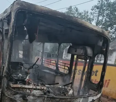 ग्रेटर नोएडा : निजी कंपनी की बस में लगी भीषण आग, चालक ने कूदकर बचाई जान