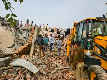 क्या ग्रेटर नोएडा में निर्माणाधीन मकान का लेंटर गिरने से कई मजदूर दब गए?
