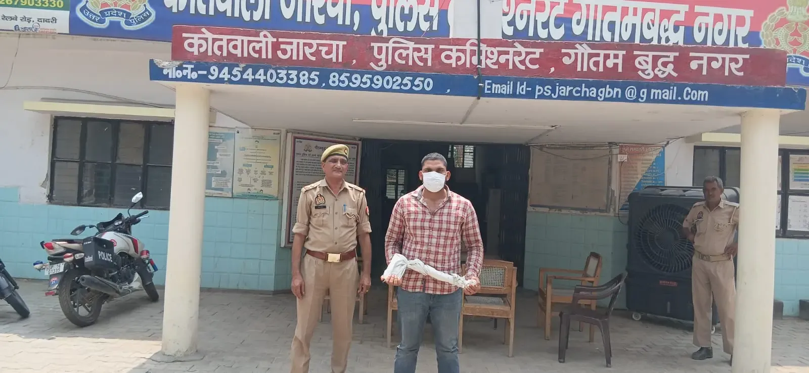 ग्रेटर नोएडा: जानलेवा हमले के आरोपी अनुज को जारचा पुलिस ने किया गिरफ्तार, कुल्हाड़ी बरामद