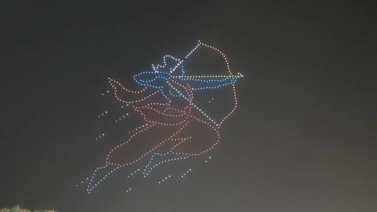 ग्रेटर नोएडा की पुष्प प्रदर्शनी: सेल्फी का मजा और ड्रोन शो की देशभक्ति का जश्न