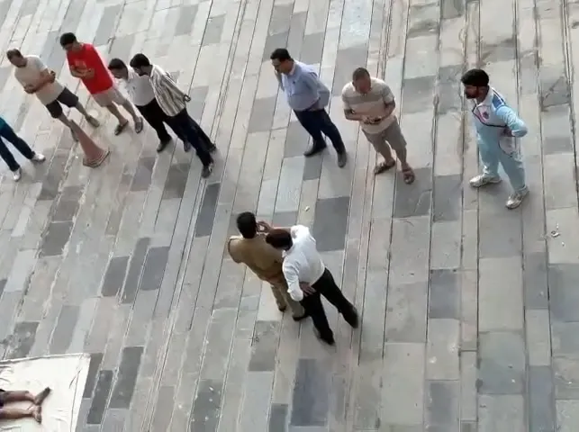 ग्रेटर नोएडा: ऐस डिवाइनो सोसायटी में 12वीं मंजिल से गिरा 36 वर्षीय अनिल कुमार, परिजनों ने बताया डिप्रेशन में थे