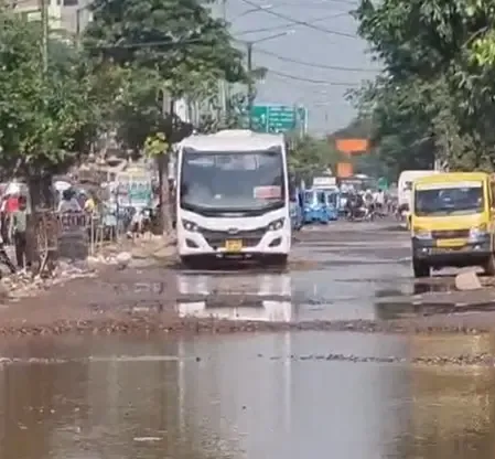 ग्रेटर नोएडा: सूरजपुर-दादरी रोड पर गड्ढों से लोग परेशान, बोले-सुनवाई नहीं तो किससे पास जाएं?