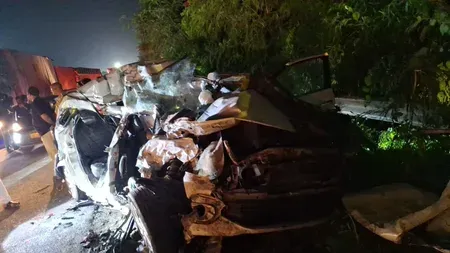 यमुना एक्सप्रेसवे पर ट्रक ने तोड़ी रेलिंग, कार सवार चार लोगों की मौत — जेवर थाना क्षेत्र