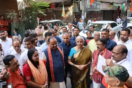 जीएसटी सुधार लागू होने के बाद दिल्ली के लक्ष्मी नगर पहुंची वित्त मंत्री, कहा- दुकानदार ग्राहकों को दे रहे कटौती का फायदा