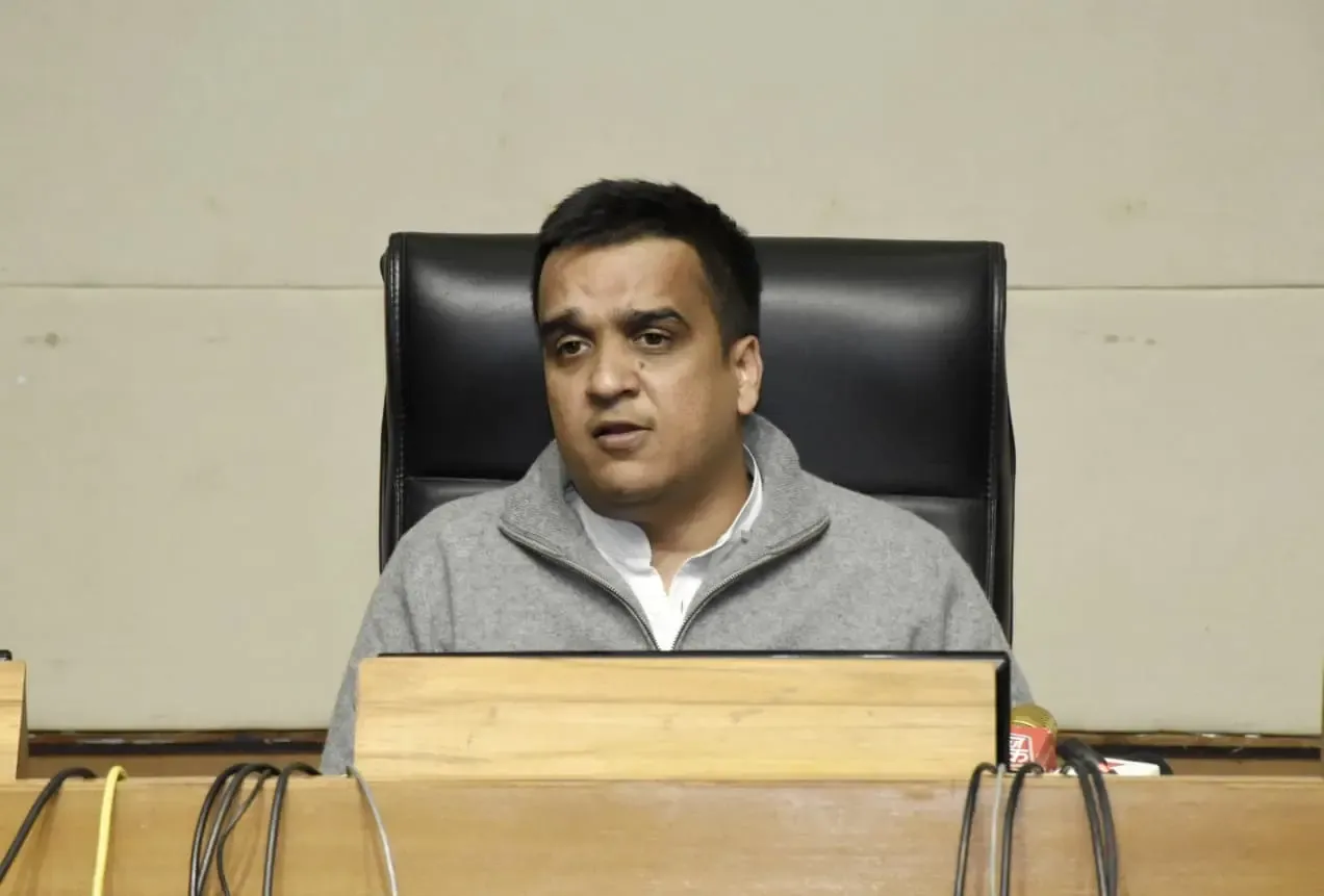 How is Guj Distributing Aid as CM Reveals ₹10,000-Crore Relief Plan for Farmers Affected by Unseasonal Rain?