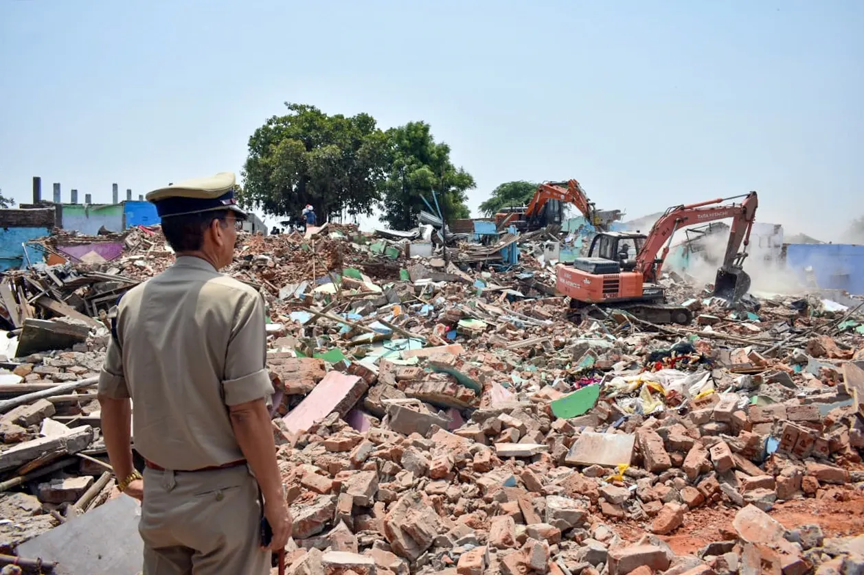 Is the Ahmedabad Administration Cracking Down on Illegal Encroachments Around Chandola Lake?