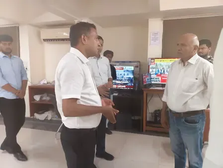 गुजरात: अहमदाबाद डीएम ने लोकल गवर्नमेंट इलेक्शन को लेकर रिसीविंग-डिस्पैचिंग सेंटर्स का दौरा किया 