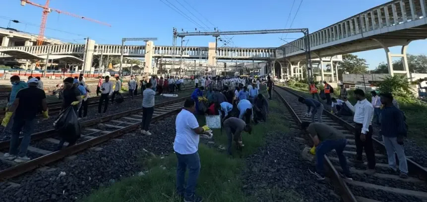 Ahmedabad Railway Division cleans 3,000 km of tracks in a single day