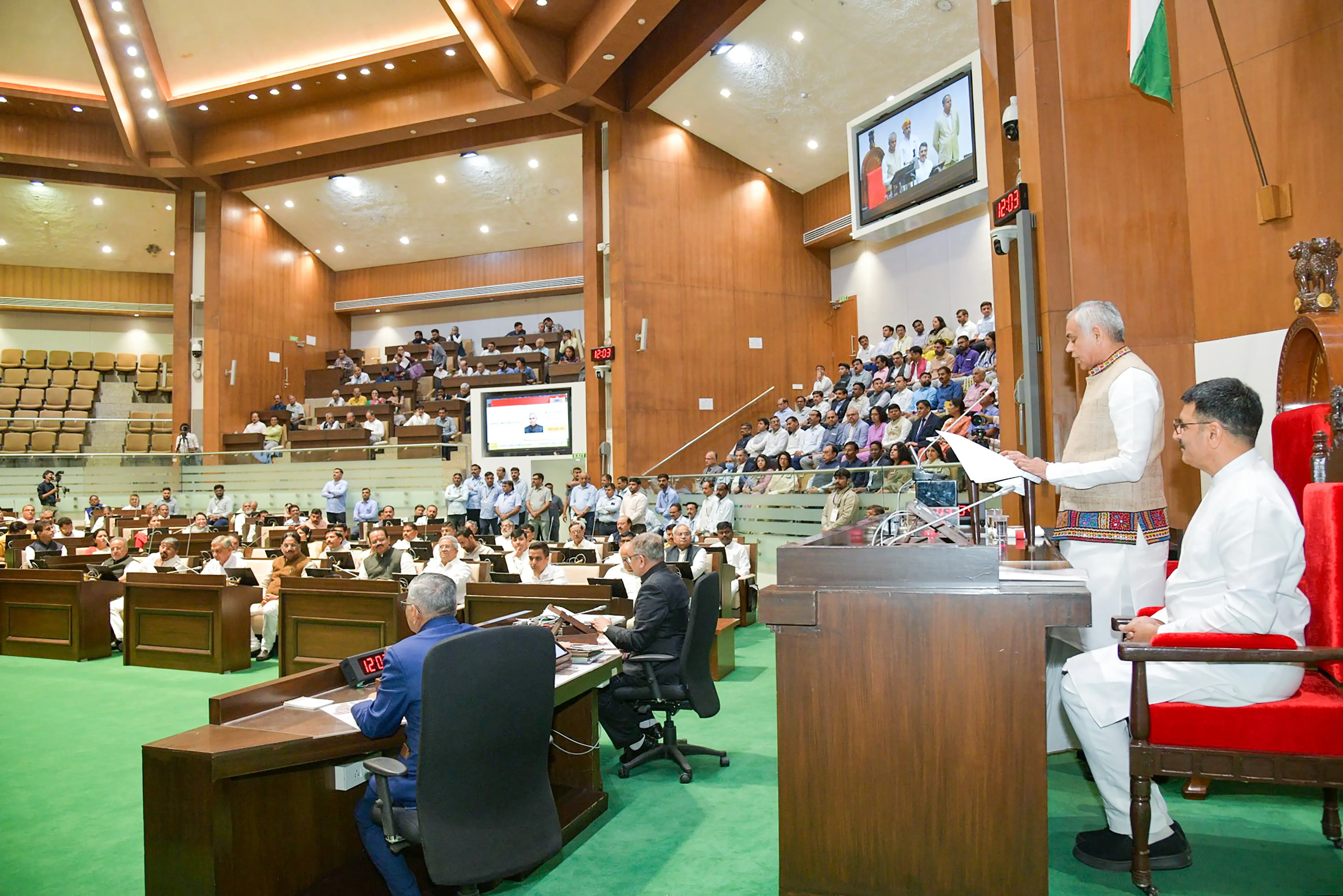Did the Gujarat Assembly Just Pass the Shops and Establishments Amendment Bill?