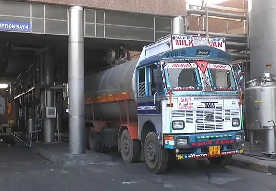 बनास डेयरी: प्रतिदिन ₹40 करोड़ सीधे पशुपालकों के खाते में, गुजरात से उठ रही भारत की दुग्ध क्रांति