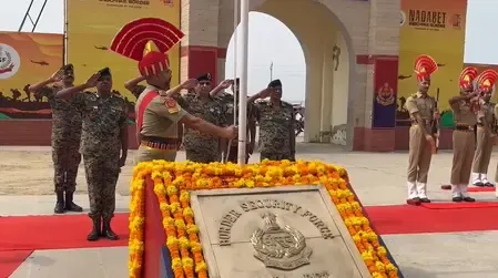 गुजरात : बीएसएफ ने फहराया झंडा, देशभक्ति की भावना से ओतप्रोत दिखे सभी लोग