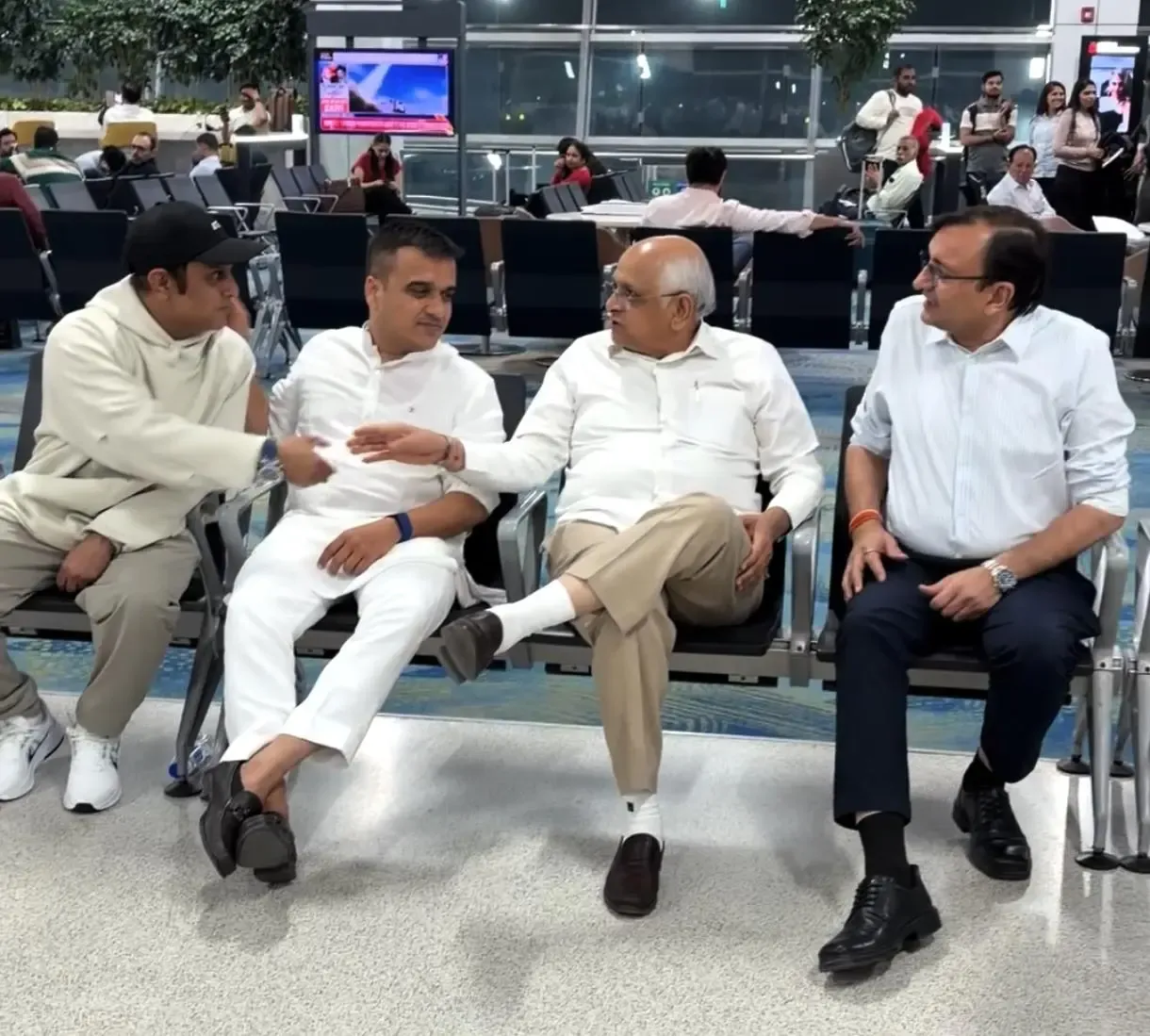 Gujarat Leaders Engage with Citizens at Delhi Airport