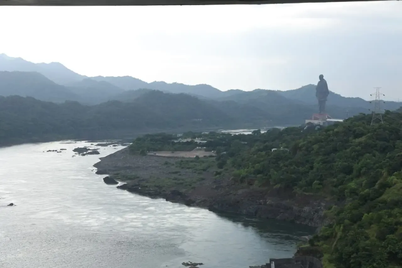 Did Gujarat CM Offer Prayers as Sardar Sarovar Dam Reaches Full Capacity?