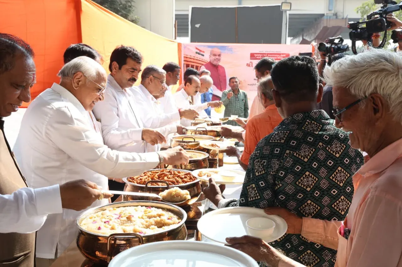 Gujarat CM serves meals at Sola Hospital's free Annakshetra