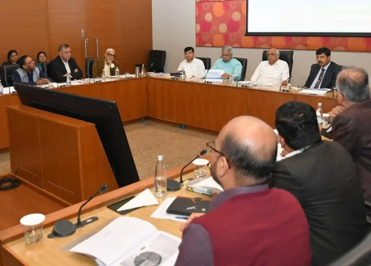 How is Gujarat CM Evaluating the 2025-26 Budget Expenditure?