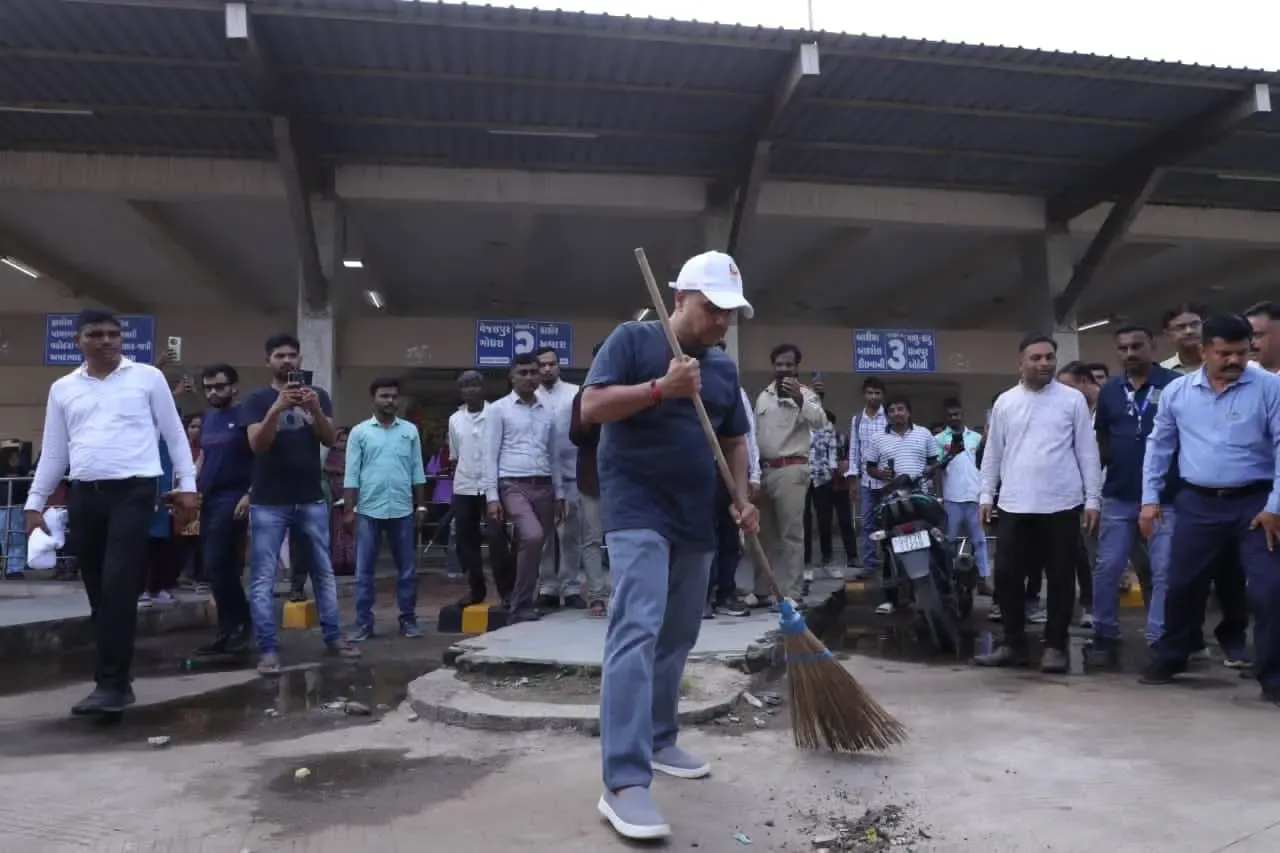 Gujarat Dy CM Harsh Sanghavi joins Seva Yatra cleanliness drive in Panchmahal