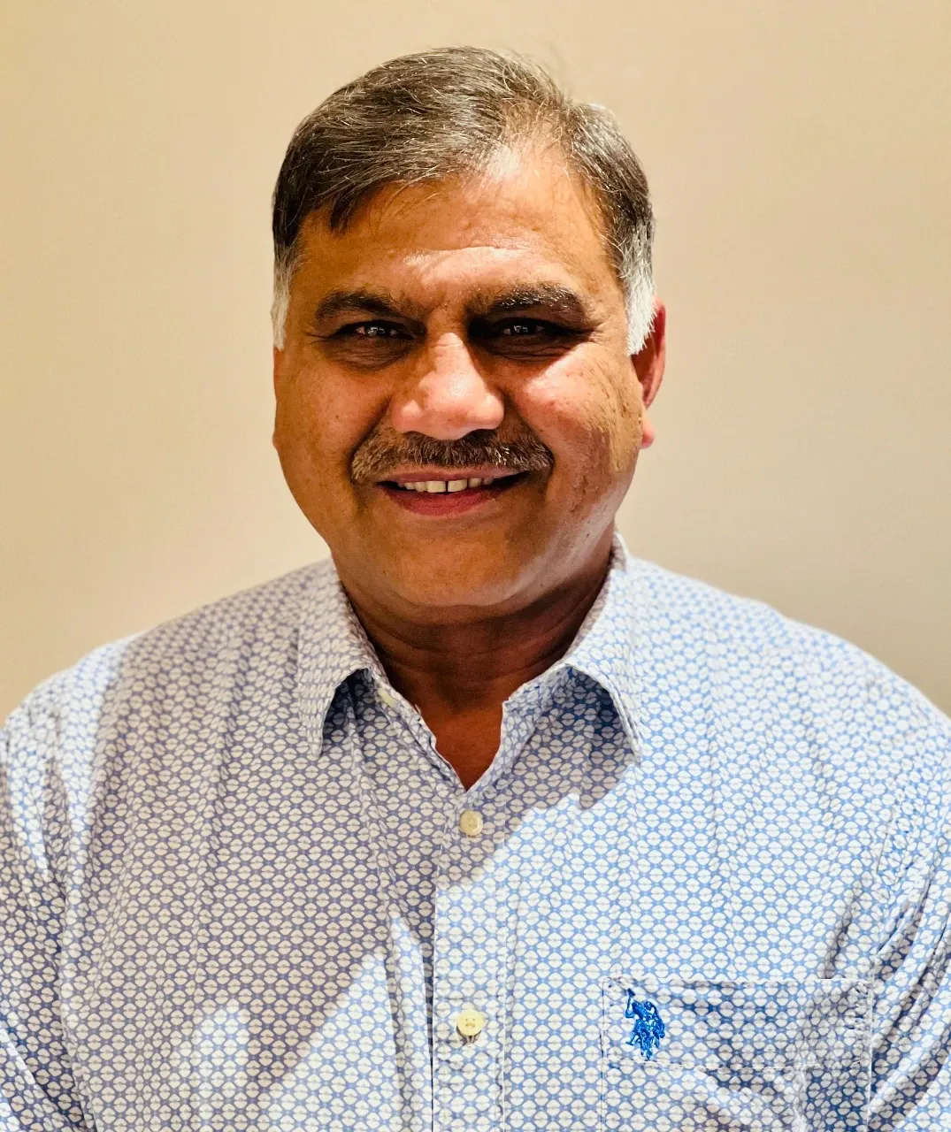 Who are the new coaches for Gujarat Giants ahead of PKL 2025 auction?