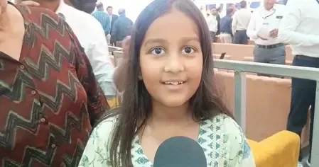 Did a Girl Present a Photo Collage to PM Modi at the Bhavnagar Rally?