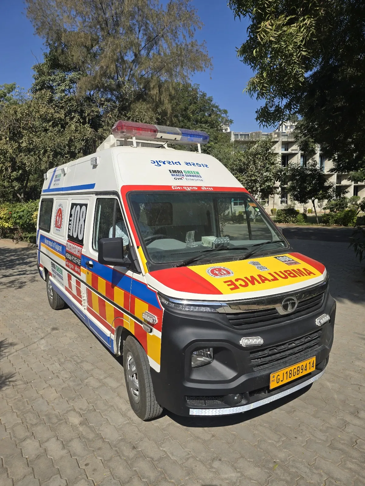 How is the Gujarat government expanding its emergency service network with 542 general ambulances?