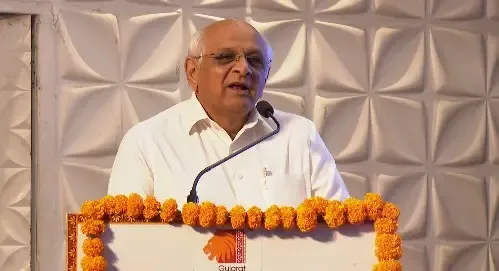 What is the minimum payment set by the Gujarat government for Village Computer Entrepreneurs?