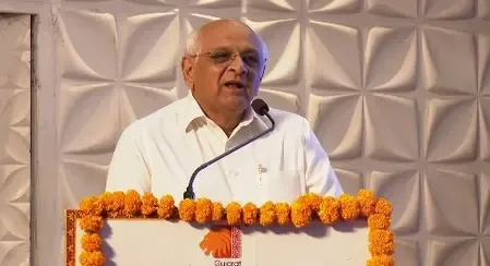 What is the minimum payment set by the Gujarat government for Village Computer Entrepreneurs?