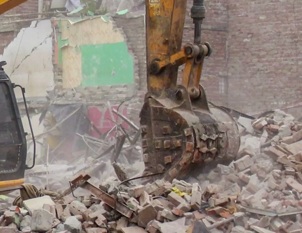 Is the Jamnagar admin pushing through road widening despite protests?