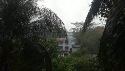 Is Kapadvanj Taking Action Against Unsafe Buildings Amid Monsoon Threat?