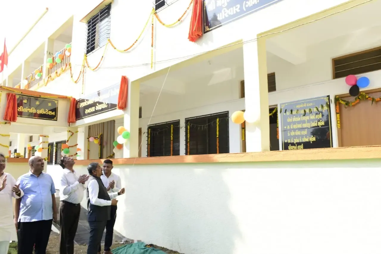 क्या गुजरात के आदिवासी विकास मंत्री ने देवलपाड़ा में 1 करोड़ की लागत से बने हॉस्टल भवन का उद्घाटन किया?