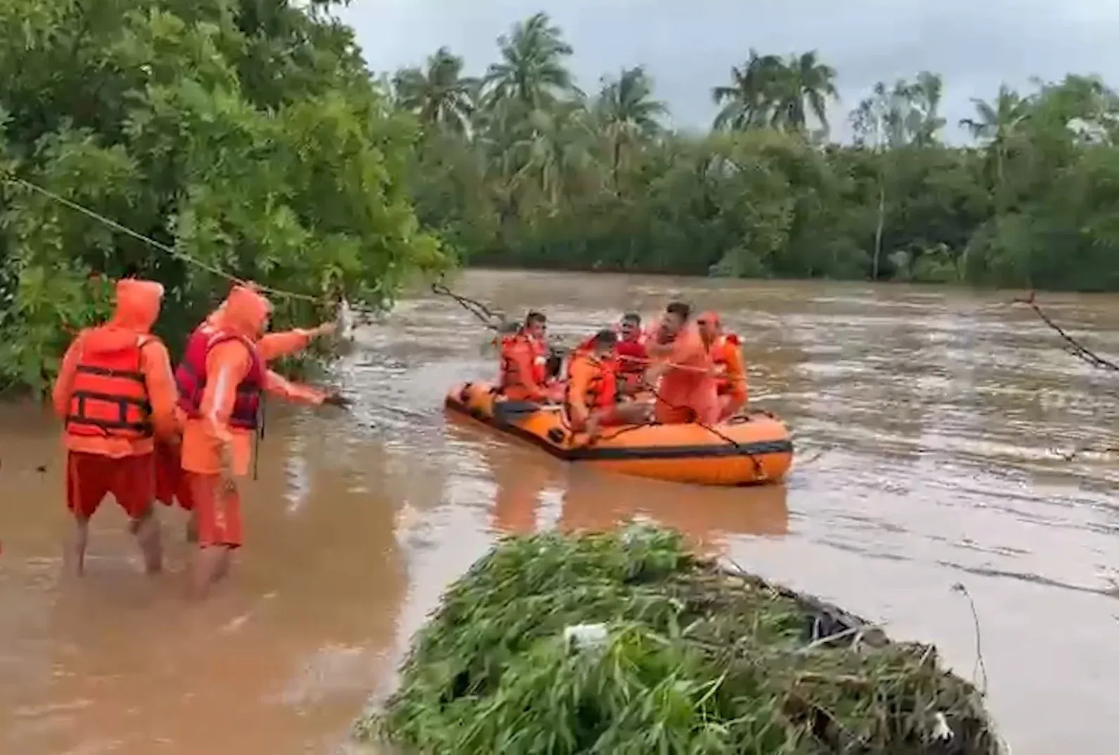 नवसारी बाढ़: NDRF ने 80 से अधिक लोगों को बचाया, कावेरी-पूर्णा नदियाँ उफान पर, राहत अभियान जारी