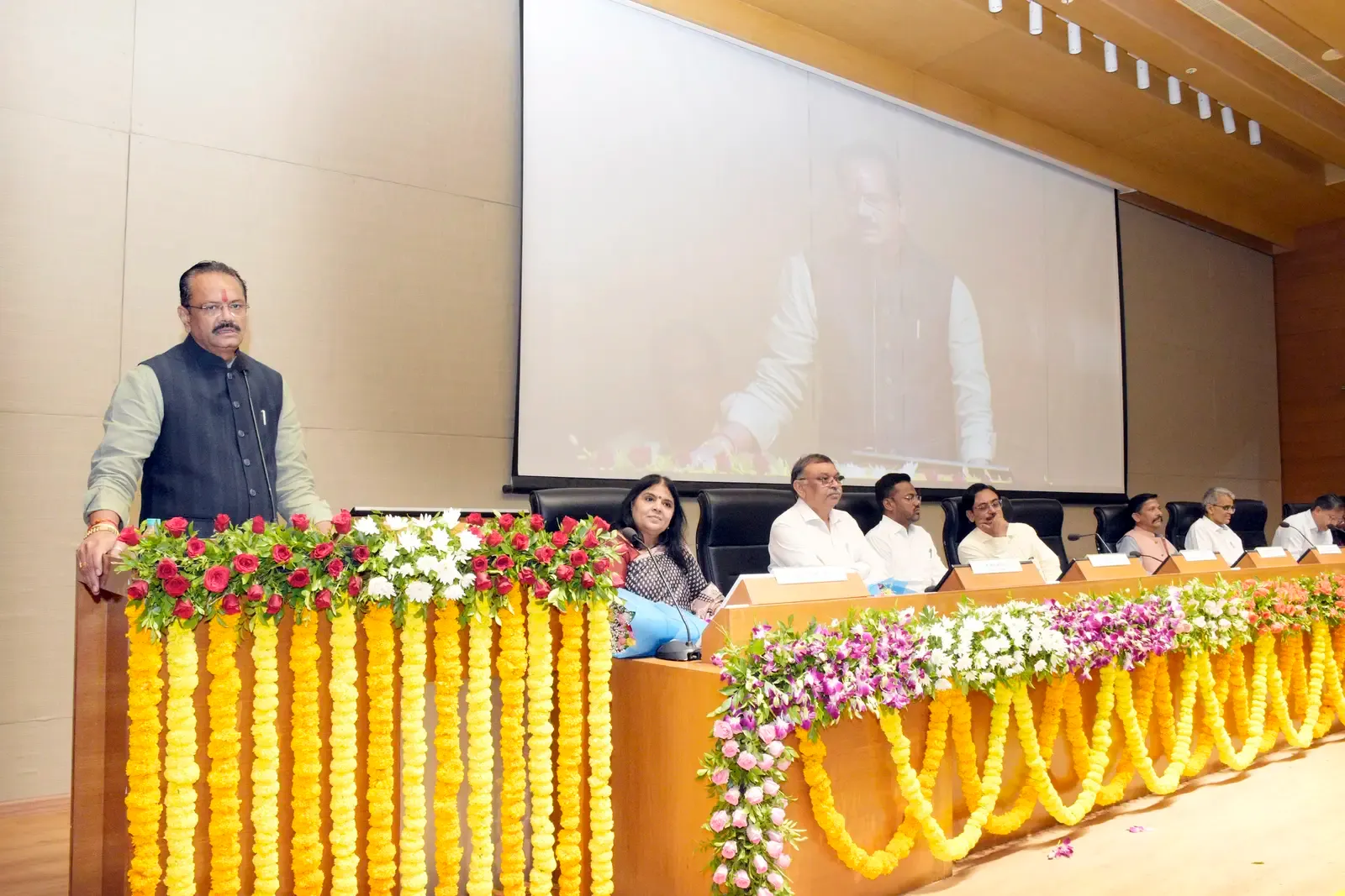 Gujarat to install solar rooftops at 800 govt offices, save ₹2.5 crore annually