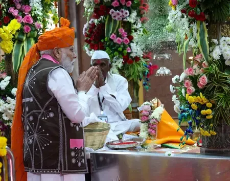 क्या प्रधानमंत्री मोदी ने देवमोगरा माता मंदिर में दर्शन किए और देशवासियों के लिए आशीर्वाद मांगा?