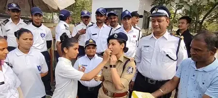 गुजरात सरकार ने टीआरबी जवानों का बढ़ाया मानदेय, कर्मियों ने लोगों को खिलाई मिठाइयां, सरकार का भी जताया आभार