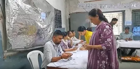 गुजरात स्थानीय निकाय चुनाव 2025: 9,263 सीटों पर मतदान जारी, विधानसभा उपाध्यक्ष पूर्णेश मोदी ने डाला वोट