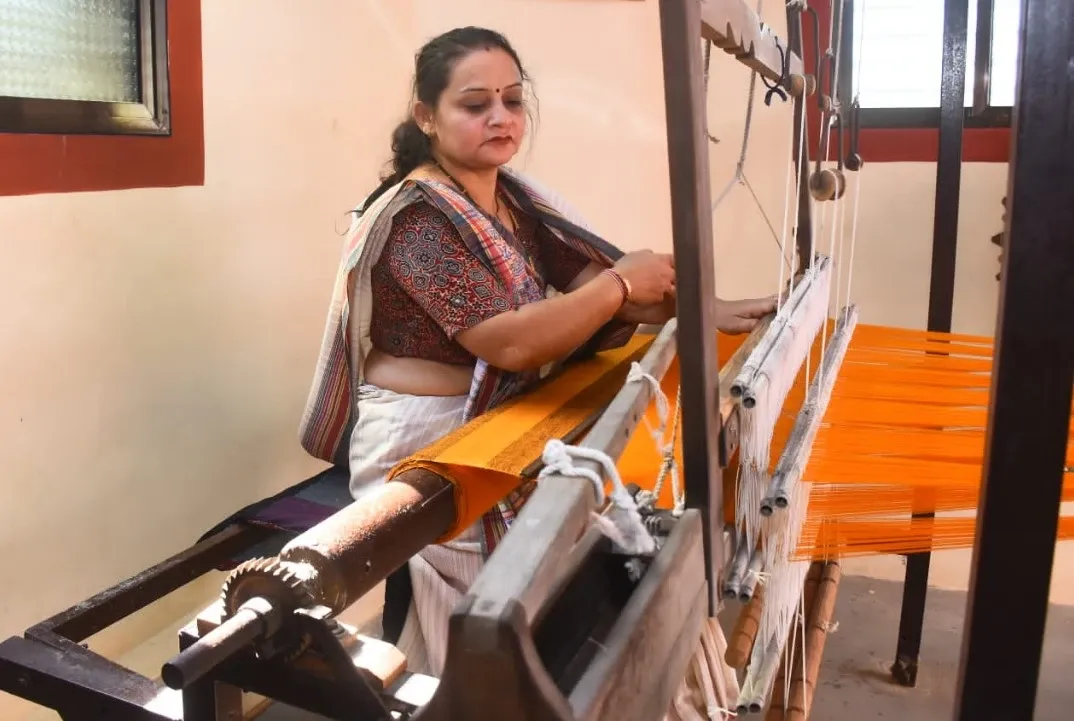 Has Gujarat's handloom sector really achieved Rs 290 crore in sales for 2024-25?