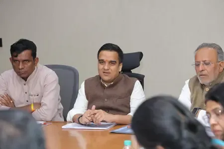 How is Gujarat's Transport Department Enhancing Bus Services for Holi and Dhuleti Festivals?